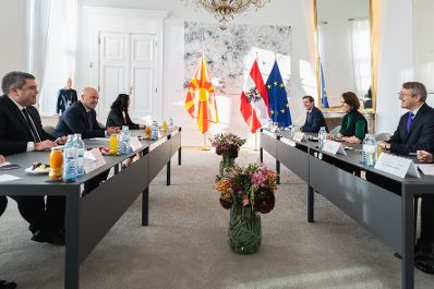 Am 07. Dezember 2022 empfing Bundesministerin Karoline Edtstadler (r.) den Nordmazedonischer Premierminister Dimitri Kovacevski (l.) zu einem Arbeitsgespräch.