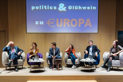 Am 19. Dezember 2022 nahm Bundesministerin Karoline Edtstadler (2.v.l.) an einer Podiumsdiskussion “Politics & Glühwein zu Europa“ teil.