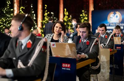 Am 24. Dezember 2022 nahm Bundesministerin Karoline Edtstadler (m.l.) an der Licht ins Dunkel Spendenaktion im ORF Zentrum Wien teil.