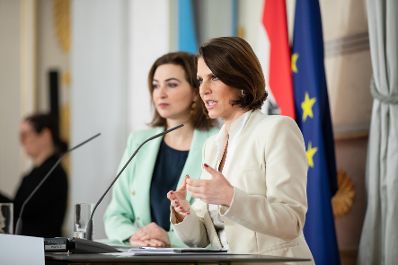 Am 12 Jänner 2023 nahmen Bundesministerin Karoline Edtstadler (r.) und Bundesministerin Alma Zadic (l.) an einer Pressekonferenz zum Thema Korruptionsstrafrecht teil.