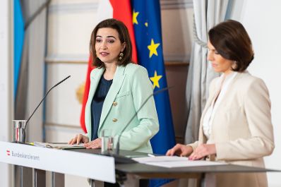 Am 12 Jänner 2023 nahmen Bundesministerin Karoline Edtstadler (r.) und Bundesministerin Alma Zadic (l.) an einer Pressekonferenz zum Thema Korruptionsstrafrecht teil.