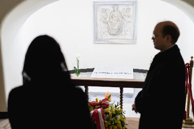 Am 17. Jänner 2023 reiste Bundesministerin Karoline Edtstadler zu einem Arbeitsbesuch nach Rom. Im Bild beim Besuch des Grabs des verstorbenen emeritierten Papst Benedikt XVI.