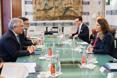 Am 17. Jänner 2023 reiste Bundesministerin Karoline Edtstadler (r.) zu einem Arbeitsbesuch nach Rom. Im Bild im Gespräch mit dem stellvertretenden Ministerpräsident und Außenminister Antonio Tajani (l.).