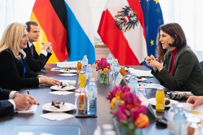 Am 20. Jänner 2023 empfing Bundesministerin Karoline Edtstadler (r.) Melanie Huml (l.), Staatsministerin für Europaangelegenheiten des Freistaates Bayern zu einem Arbeitsgespräch.