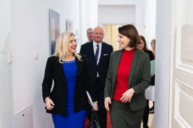 Am 20. Jänner 2023 empfing Bundesministerin Karoline Edtstadler (r.) Melanie Huml (l.), Staatsministerin für Europaangelegenheiten des Freistaates Bayern zu einem Arbeitsgespräch.