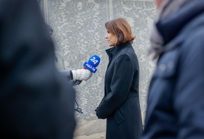 Am 27. Jänner 2023 zündete Bundesministerin Karoline Edtstadler (im Bild) eine Kerze an bei der Shoah Namensmauer Gedenkstätte in Wien, am Internationalen Tag des Gedenkens an die Opfer des Holocaust.