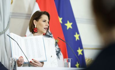 Am 31. Jänner 2023 gab Bundesministerin Karoline Edtstadler (im Bild) eine Pressekonferenz zum Umsetzungsbericht 2022 - Nationale Strategie gegen Antisemitismus.