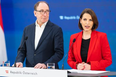 Am 01. Februar 2023 nahmen Bundesministerin Karoline Edtstadler (r.) und Bundesminister Johannes Rauch (l.) am Pressefoyer nach dem Ministerrat teil..