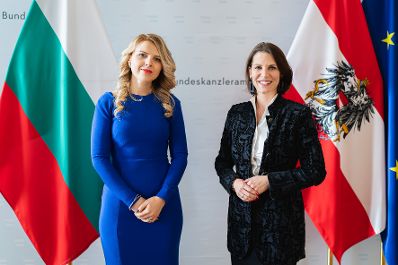 Am 16. Februar 2023 empfing Bundesministerin Karoline Edtstadler (r.) die Bulgarische stellvertretende Außenministerin Velislava Petrova (l.).