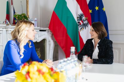 Am 16. Februar 2023 empfing Bundesministerin Karoline Edtstadler (r.) die Bulgarische stellvertretende Außenministerin Velislava Petrova (l.).
