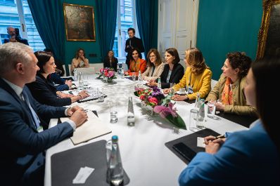 Am 17. und 18. Februar 2023 reiste Bundesministerin Karoline Edtstadler (r.) zur Sicherheitskonferenz nach München. Im Bild bei einem Treffen der Next Generation is female mit Sviatlana Tsikhanouskaya (l.).
