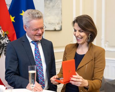 Am 27. Februar 2023 überreichte Bundesministerin Karoline Edtstadler (r.) das Große Silberne Ehrenzeichen für Verdienste um die Republik Österreich an Karl Irresberger (l.).
