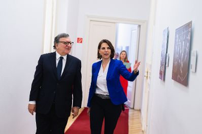 Am 2. März 2023 empfing Bundesministerin Karoline Edtstadler (r.) den ehemaligen Präsident der Europäischen Kommission José Manuel Barroso (l.).