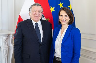 Am 2. März 2023 empfing Bundesministerin Karoline Edtstadler (r.) den ehemaligen Präsident der Europäischen Kommission José Manuel Barroso (l.).