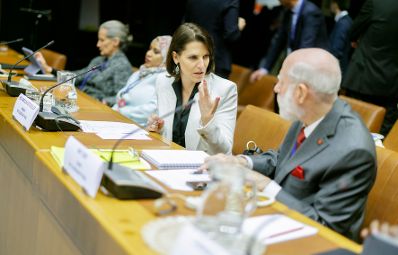 Am 7. März 2023 besuchte Bundesministerin Karoline Edtstadler (l.) mit dem IGF (Internet Governance Forum) die UNO-City Wien. Im Bild mit dem Vorsitzenden des IGF, Vinton Cerf (r.)