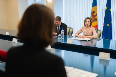 Am 8. März 2023 reiste Bundesministerin Karoline Edtstadler zu einem Arbeitsbesuch nach Chisinau. Im Bild mit der moldauischen Präsidentin Maia Sandu (r.).
