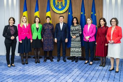 Am 8. März 2023 reiste Bundesministerin Karoline Edtstadler (l.) zu einem Arbeitsbesuch nach Chisinau. Im Bild mit dem moldauischen Ministerpräsidenten, Dorin Recean (m.).