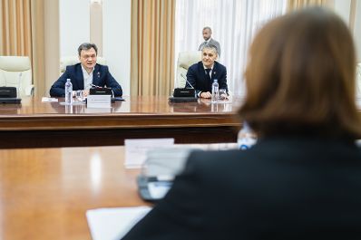 Am 8. März 2023 reiste Bundesministerin Karoline Edtstadler zu einem Arbeitsbesuch nach Chisinau. Im Bild mit dem moldauischen Ministerpräsidenten, Dorin Recean (l.).