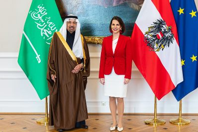 Am 10. März 2023 empfing Bundesministerin Karoline Edtstadler (r.) Kahlid al Falih (l.), Minister für Investitionen des Königreichs Saudi-Arabien, zu einem Arbeitsgespräch.