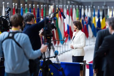 Am 21. März 2023 reiste Bundesministerin Karoline Edtstadler nach Brüssel und nahm am Rat für “Allgemeine Angelegenheiten" in teil. Im Bild beim Doorstep vor dem Rat.