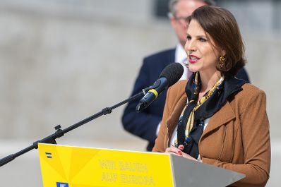 Am 24. März 2023 reiste Bundesministerin Karoline Edtstadler (im Bild) anlässlich eines Besuchs der Koralmbahnbaustelle in die Steiermark. Im Bild bei der anschliessenden Pressekonferenz.