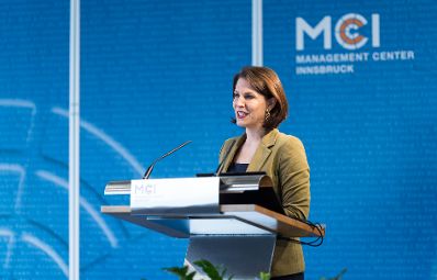 Am 27. März 2023 besuchte Bundesministerin Karoline Edtstadler (im Bild) im Rahmen ihres Bundesländertags in Tirol das MCI Management Center Innsbruck.