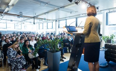 Am 27. März 2023 besuchte Bundesministerin Karoline Edtstadler im Rahmen ihres Bundesländertags in Tirol das MCI Management Center Innsbruck.