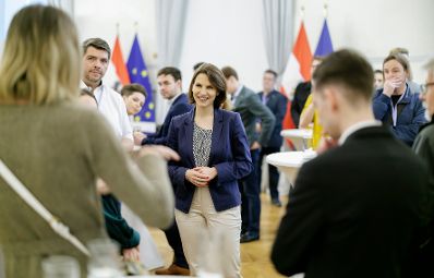 Am 31. März 2023 empfing Bundesministerin Karoline Edtstadler (im Bild) 120 Bürgerinnen und Bürger zu einem Besuch im Bundeskanzleramt.