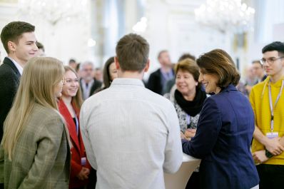 Am 31. März 2023 empfing Bundesministerin Karoline Edtstadler (im Bild) 120 Bürgerinnen und Bürger zu einem Besuch im Bundeskanzleramt.