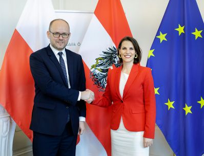 Am 14. April 2023 empfing Bundesministerin Karoline Edtstadler (r.) Marcin Przydacz (l.), den Staatssekretär der Kanzlei des polnischen Präsidenten zu einem Gespräch.