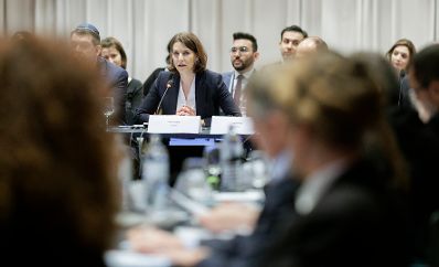 Am 17. April 2023 lud Bundesministerin Karoline Edtstadler gemeinsam mit dem Präsident der IKG Oskar Deutsch zu einem Forum gegen Antisemitismus ein.