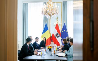 Am 25. April 2023 empfing Bundesministerin Karoline Edtstadler (2.v.l.) den ehemaligen rumänischen Energieminister Razvan Nicolescu (2.v.r.) zu einem Gespräch.