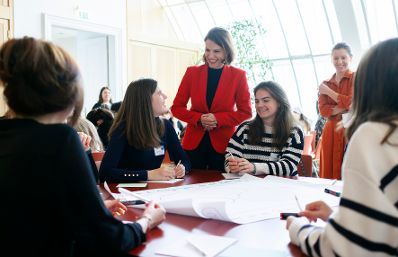 Am 27. April 2023 besuchte Bundesministerin Karoline Edtstadler den Girls‘ Day im Bundeskanzleramt.