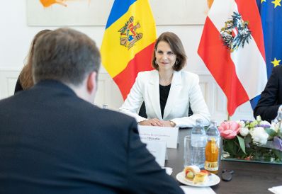Am 3. Mai 2023 empfing Bundesministerin Karoline Edtstadler (r.) den Staatssekretär für Auswärtige Angelegenheiten und Europäische Integration der Republik Moldawien, Vladimir Cuc (l.).