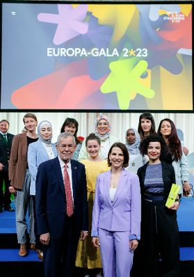 Am 9. Mai 2023 überreichte Bundesministerin Karoline Edtstadler (r.) den Europa-Staatspreis 2023 in 5 Kategorien. Im Bild mit Bundespräsidenten Alexander Van der Bellen (l.).