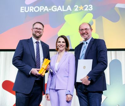 Am 9. Mai 2023 überreichte Bundesministerin Karoline Edtstadler (m.) den Europa-Staatspreis 2023 in 5 Kategorien.