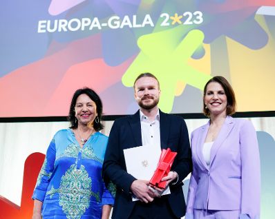Am 9. Mai 2023 überreichte Bundesministerin Karoline Edtstadler (r.) den Europa-Staatspreis 2023 in 5 Kategorien.