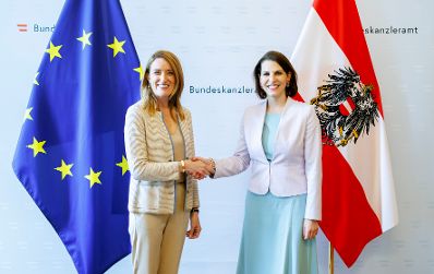 Am 26. Mai 2023 empfing Bundesministerin Karoline Edtstadler (r.) die Präsidentin des Europäischen Parlaments Roberta Metsola (l.).