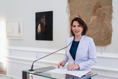 Am 1. Juni 2023 nahm Bundesministerin Karoline Edtstadler (im Bild) an der Vernissage von „Neue Ambitionen“ im Bundeskanzleramt teil.