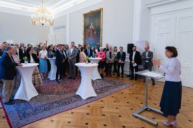 Am 1. Juni 2023 nahm Bundesministerin Karoline Edtstadler (r.) an der Vernissage von „Neue Ambitionen“ im Bundeskanzleramt teil.