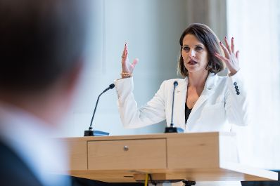 Am 5. Juni 2023 nahm Bundesministerin Karoline Edtstadler (r.) an der Veranstaltung der Bioethikkommission zum Thema "Wissenschaft: Im Gespräch bleiben statt ablehnen" teil.