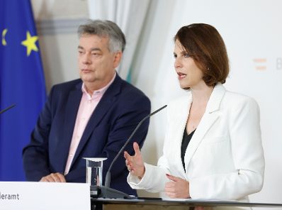 Am 5. Juni 2023 gab Bundesministerin Karoline Edtstadler (r.) gemeinsam mit Vizekanzler Werner Kogler (l.) eine Pressekonferenz zur Reform der Ehrenzeichengesetze.