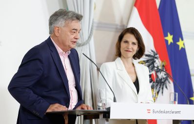 Am 5. Juni 2023 gab Bundesministerin Karoline Edtstadler (r.) gemeinsam mit Vizekanzler Werner Kogler (l.) eine Pressekonferenz zur Reform der Ehrenzeichengesetze.