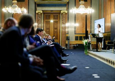 Am 5. Juni 2023 nahm Bundesministerin Karoline Edtstadler (r.) an dem Symposium Aktuelle Fragen einer StPO-Reform im Parlament teil.