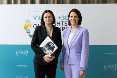 Am 6. Juni 2023 nahm Bundesministerin Karoline Edtstadler (r.) an der “Vienna World Conference 30 Years On: Our Rights – Our Future” teil.
