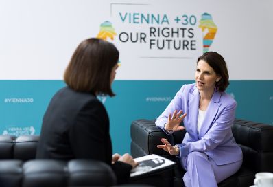 Am 6. Juni 2023 nahm Bundesministerin Karoline Edtstadler (r.) an der “Vienna World Conference 30 Years On: Our Rights – Our Future” teil.