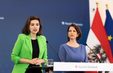 Am 7. Juni 2023 nahmen Bundesministerin Karoline Edtstadler (r.) und Bundesministerin Alma Zadic (l.) am Pressefoyer nach dem Ministerrat teil.