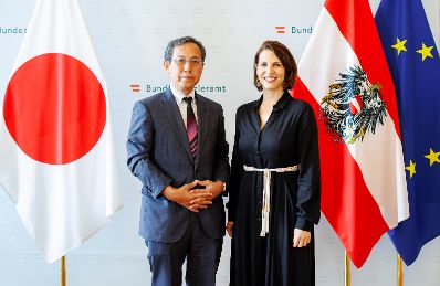 Am 3. Juli 2023 empfing Bundesministerin Karoline Edtstadler (r.) den Botschafter von Japan Ryuta Mizuuchi (l.).
