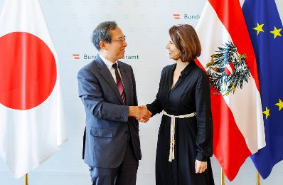Am 3. Juli 2023 empfing Bundesministerin Karoline Edtstadler (r.) den Botschafter von Japan Ryuta Mizuuchi (l.).