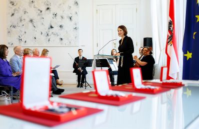 Am 3. Juli 2023 überreichte Bundesministerin Karoline Edtstadler (2.v.r.) Ehrenzeichen an Mitarbeiterinnen und Mitarbeiter des Zukunftsfonds der Republik Österreich.